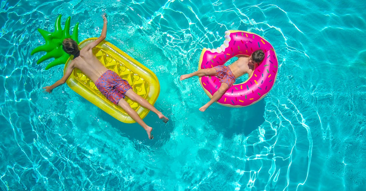 découvrez notre sélection de floaties colorés et amusants pour profiter de vos journées à la piscine ou à la plage. parfaits pour se détendre et s'amuser, nos flotteurs garantissent des moments inoubliables sous le soleil !